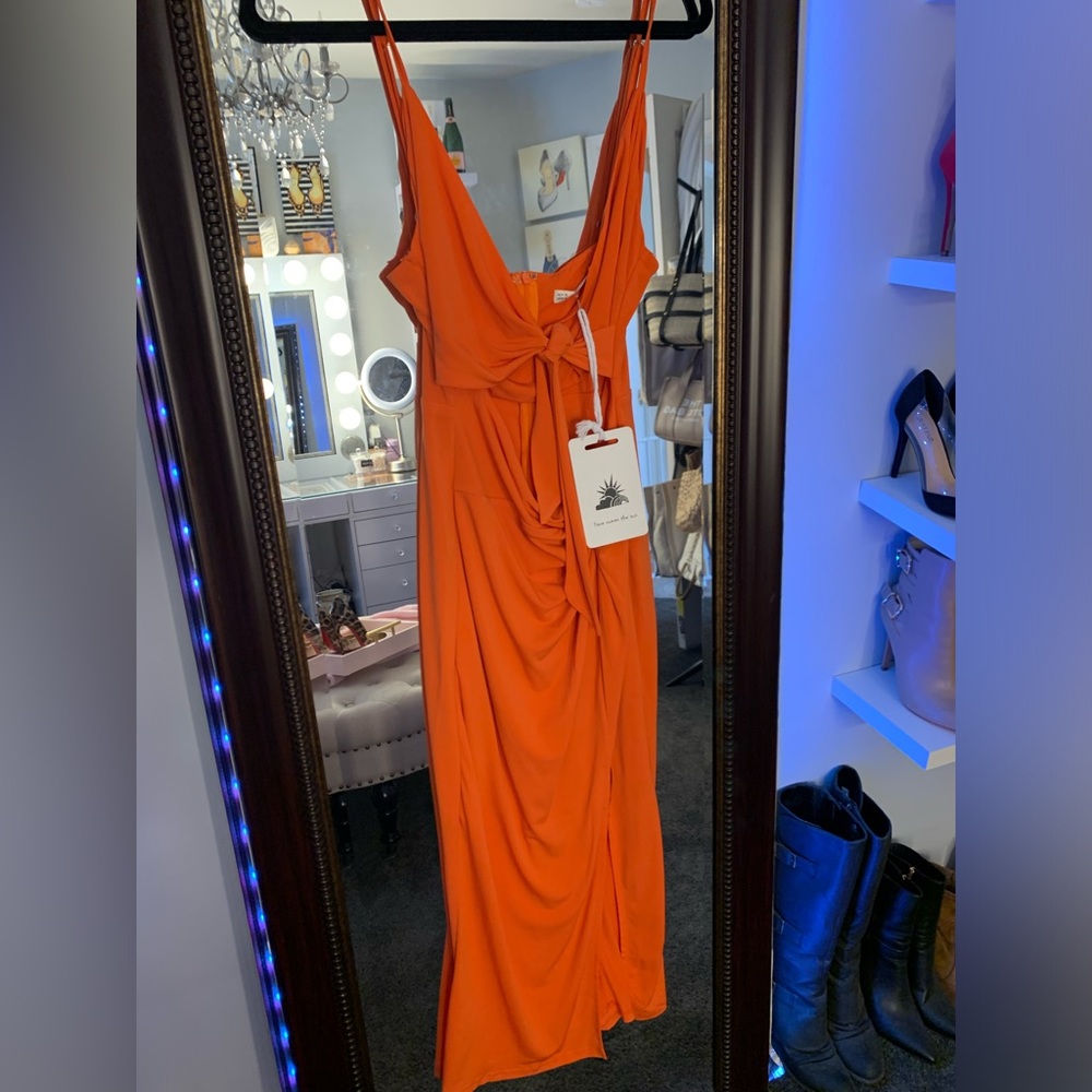DOMINICA TWIST FEATURE CUT-OUT WAIST MIDI DRESS TANGERINE ๐ in size US M - Picture 9 of 9